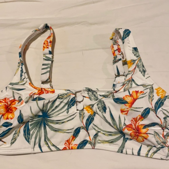 Bikini top size XL (missing too button) - Picture 1 of 3